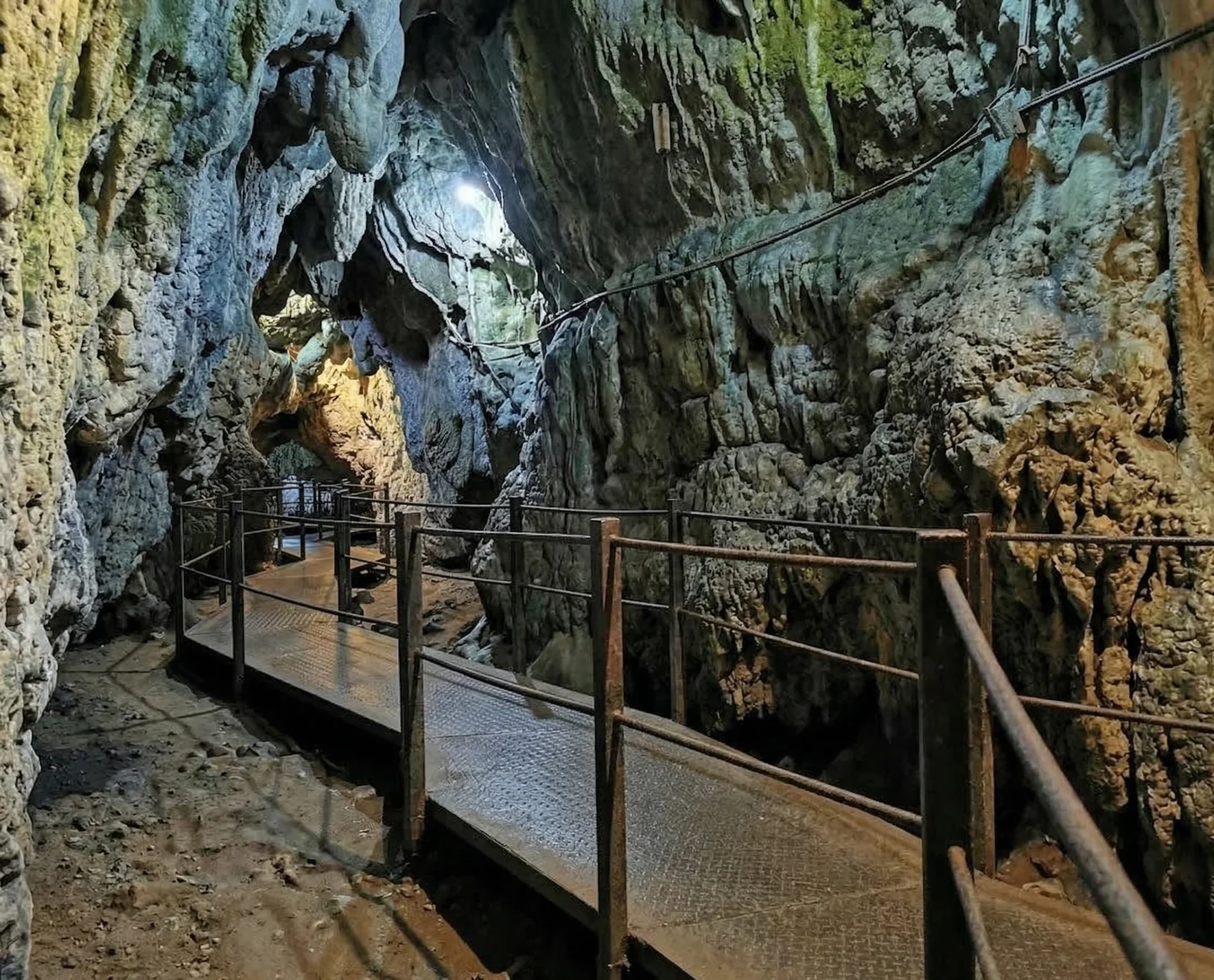 Dambovicioara Cave