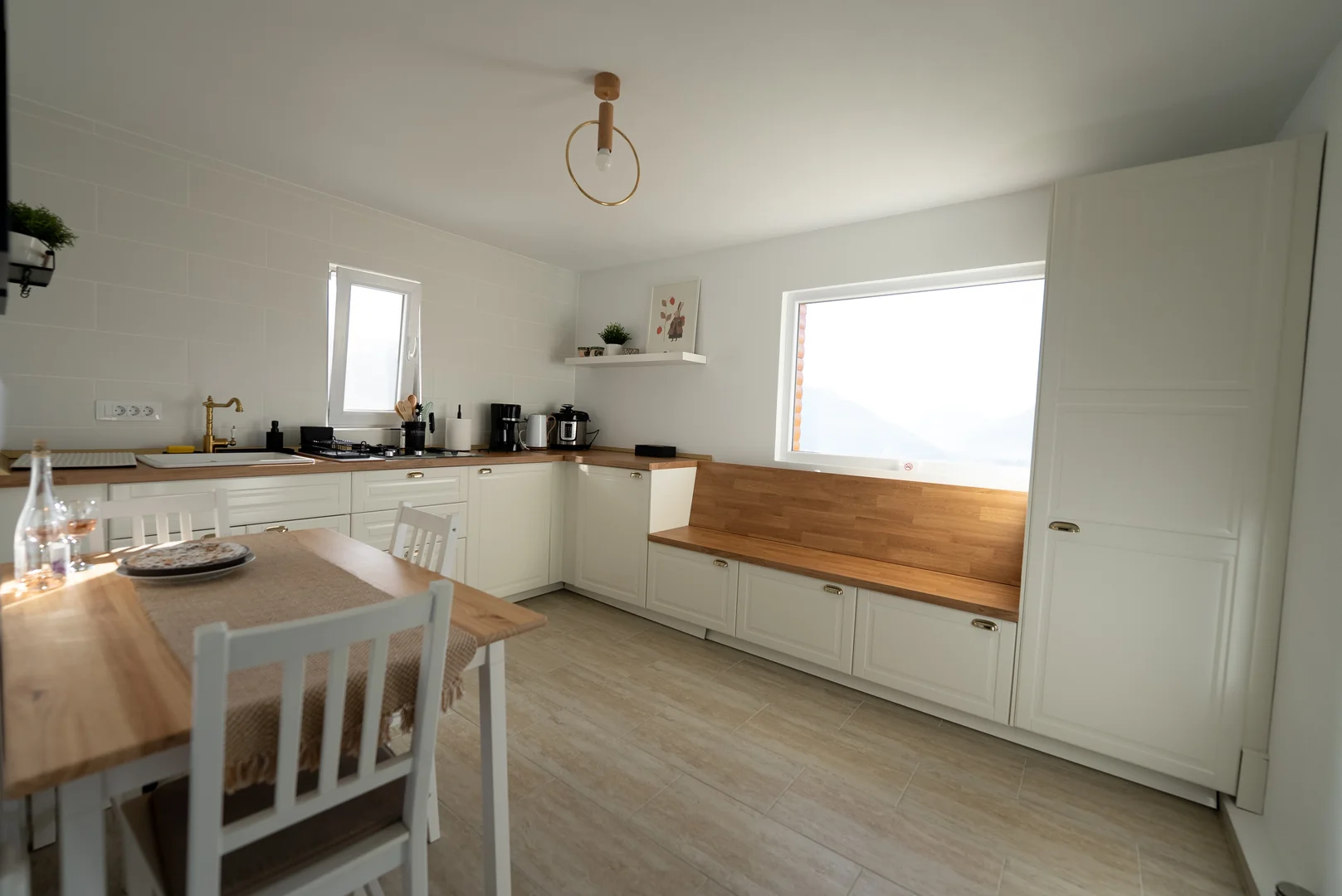 Equipped and modern kitchen available for guests at Origini de Rucar