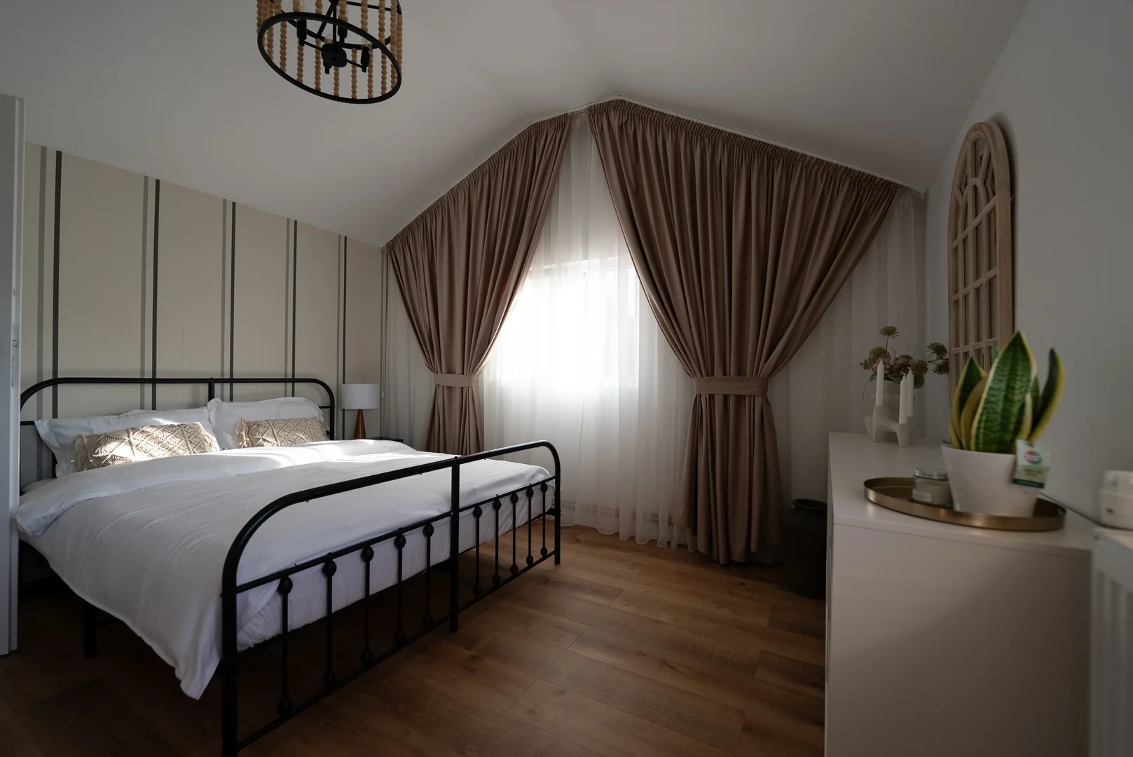 Bright queen bedroom at Origini de Rucar guesthouse