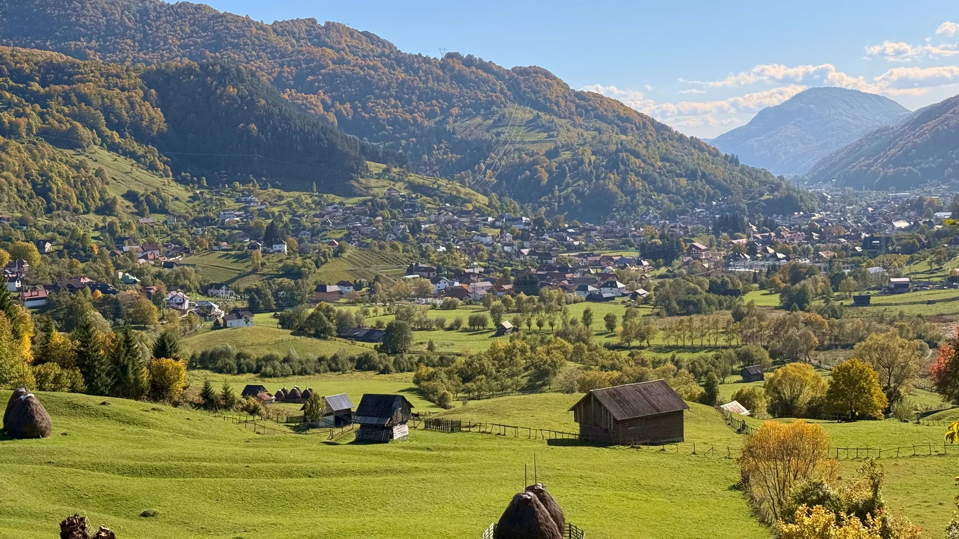 Peisaj montan culoarul Rucăr-Bran vara verde
