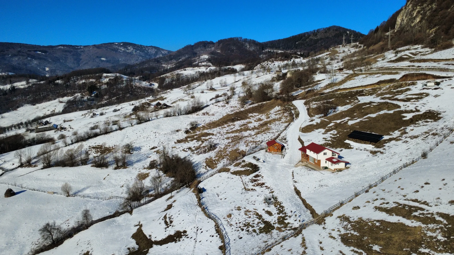 Snow-covered mountain landscape at Origini Guesthouse in Rucar