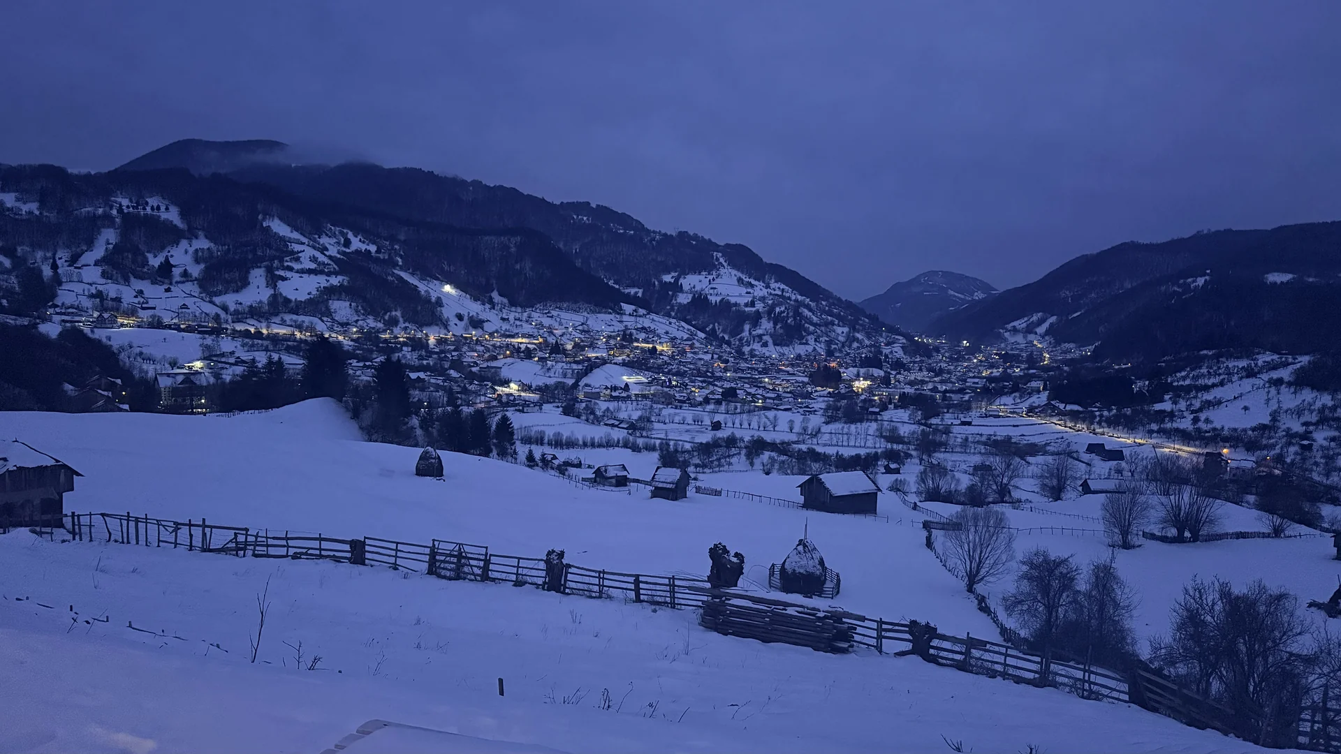 Idyllic landscape for winter holidays and New Year at the Rucar guesthouse.